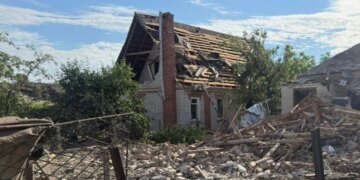росіяни вдарили ФАБ-250 по Словʼянську: троє загиблих та 117 пошкоджених будинків