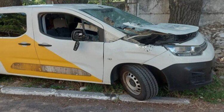 росіяни вдарили по пересувному відділенню Укрпошти у Нікополі, поранено водія