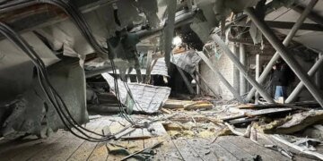 Россияне с помощью дрона поразили многоэтажный дом в Сумах: последствия