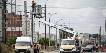 Вблизи остановок и общественных мест: в Запорожье устанавливают новые навесы и сетки для защиты от дронов