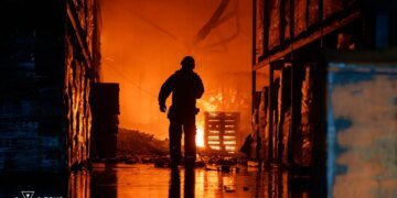 Російський удар КАБ по Харкову: під час розбору завалів знайшли фрагменти тіла чоловіка