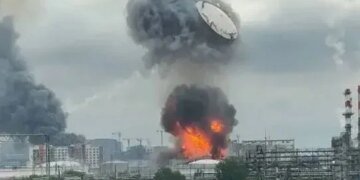 Московський НПЗ зупинив роботу на невизначений строк: у Генштабі розповіли про наслідки удару по заводу
