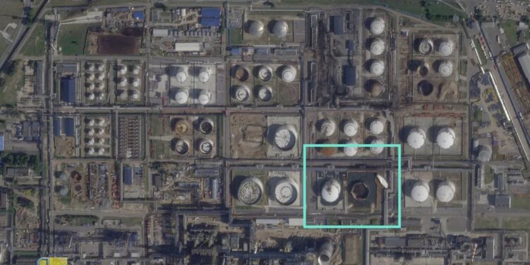 У мережі показали супутникові знімки московського НПЗ у капотні після українського удару дронами FP-1
