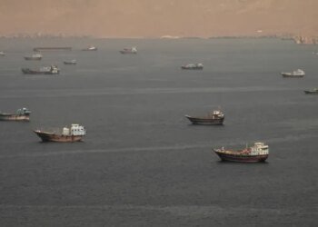 Иран закрывает Ормузский пролив: назвали причину