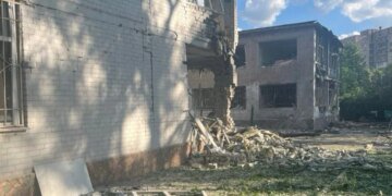 Кількість жертв удару по Запоріжжю зросла до чотирьох, під завалами може бути людина