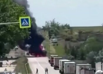 Дорога смерти для оккупантов: шокирующие ВИДЕО сгоревших бензовозов и взорванных мостов на Донбассе