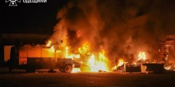 Армия РФ нанесла ракетный удар по Одесскому району: есть погибший и раненые, вспыхнул пожар