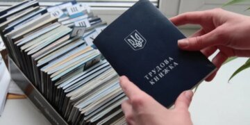 Пенсионный фонд разъяснил, что делать с бумажной трудовой книжкой после оцифровки