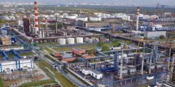 Уражений українськими дронами FP-1 московський НПЗ не функціонуватиме мінімум пів року – ЗМІ