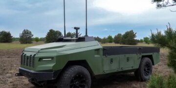 В Україні показали роботу наземного робота Protector, який доставляє на фронт до тонни вантажу