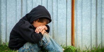 В Каменском обнаружили 7-летнего мальчика, прикованного цепью к батарее