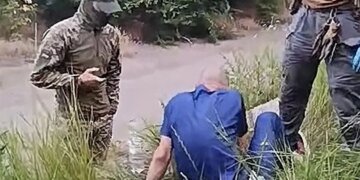 Мужчина в крови рыдал на траве рядом с людьми в балаклавах — ВИДЕО набрало тысячи репостов