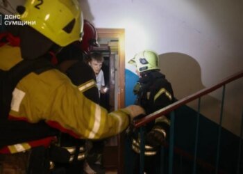В Сумах российский беспилотник попал в многоэтажный дом: людей эвакуировали