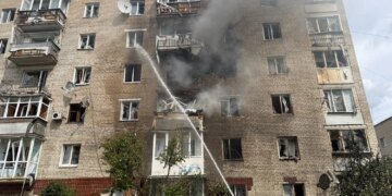 рф вдарила по багатоповерхівці в Ізюмі, є загиблий та поранені