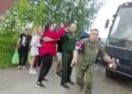“Я мужа на “СВО” похоронила, отдайте сына”: матери и жены в РФ перекрыли дорогу автобусу, чтобы спасти солдат от возвращения на фронт. ВИДЕО