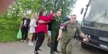 “Я мужа на “СВО” похоронила, отдайте сына”: матери и жены в РФ перекрыли дорогу автобусу, чтобы спасти солдат от возвращения на фронт. ВИДЕО