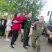 “Я мужа на “СВО” похоронила, отдайте сына”: матери и жены в РФ перекрыли дорогу автобусу, чтобы спасти солдат от возвращения на фронт. ВИДЕО