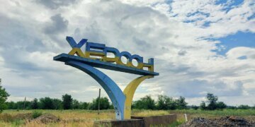 У Херсоні ворожий безпілотник влучив у цивільне авто, загинув чоловік