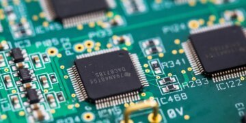 Apple і Microsoft підвищують ціни через дефіцит чипів – криза може тривати до 2028 року – Bloomberg
