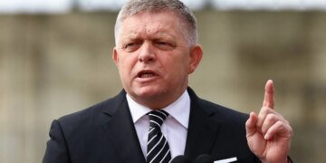 Фицо пугает словаков Третьей мировой ради и намерен блокировать помощь ВСУ
