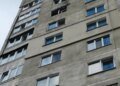 російський БПЛА влучив у багатоквартирний будинок у Харкові, жінка зазнала стресу