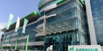 Оккупанты бьют по украинским лекарствам: ракетный удар на Киев зацепил корпуса завода «Дарница»