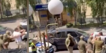 В Виннице мужчину силой затащили в авто. Очевидцы сняли ВИДЕО