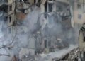 Первые минуты: в Днепре обнародовали оперативное видео с места попадания вражеской ракеты