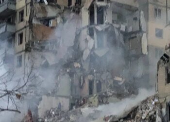 Первые минуты: в Днепре обнародовали оперативное видео с места попадания вражеской ракеты