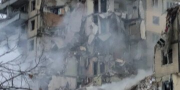 Первые минуты: в Днепре обнародовали оперативное видео с места попадания вражеской ракеты
