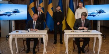 Україна та Швеція уклали угоду про закупівлю 16 винищувачів Gripen