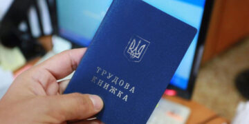 Трудовые книжки переводят в электронный формат: ПФУ объяснил, кто подает документы