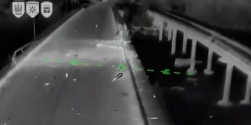 Оккупанты потеряли последний целый мост из Крыма: ВСУ и СБУ показали кадры ударов FP-2