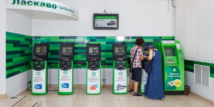 НБУ изменил пополнение карт через терминал: без чего теперь не пройдет операция