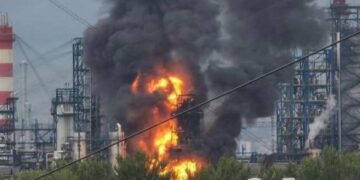 Атака дронов остановила самый большой НПЗ Московского региона