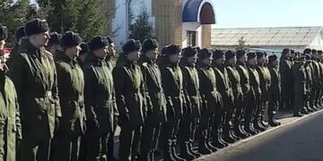 Вёрстка: поток контрактников в РФ упал на треть, в Кремле обсуждают мобилизацию