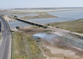 Оккупанты возводят насыпь вместо разрушенного Чонгарского моста в Крым: спутник зафиксировал работы