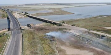 Оккупанты возводят насыпь вместо разрушенного Чонгарского моста в Крым: спутник зафиксировал работы