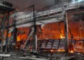 росія атакувала будівельний супермаркет на Миколаївщині, масштабну пожежу загасили