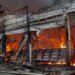росія атакувала будівельний супермаркет на Миколаївщині, масштабну пожежу загасили