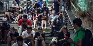 Воздушная угроза над Киевом: жители готовятся к ночи в метро. ВИДЕО
