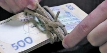 Нищие медики и богатые айтишники: кому в Украине платят космические деньги, а кто считает копейки