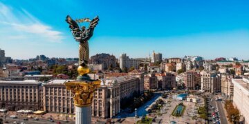 Київ атакували дрони з кількох напрямків, є падіння уламків у двох районах