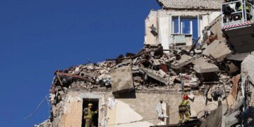 6 зниклих безвісти після удару рф у багатоповерхівці в Києві, для пошуків періодично оголошують хвилину тиші