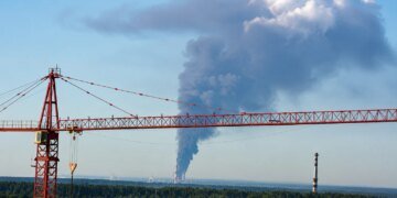 Українські безпілотники атакували Кстовський НПЗ – один із найбільших у росії, завод палає