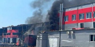 В Запорожье россияне нанесли удар по мясокомбинату и логистическому центру «Новой почты». ВИДЕО