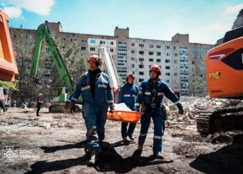 Після нічної атаки рф під завалами будинку у Києві можуть залишатися дев'ятеро людей – ДСНС