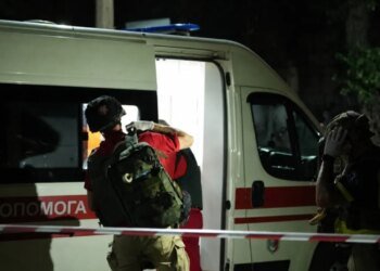 Ракета попала между многоэтажными домами в Кривом Роге: семь пострадавших