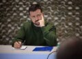 Зеленський на Ставці обговорив із зброярами збільшення виробництва дронів та РЕБів. МЗС та Міноборони мають залучити інвестиції