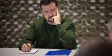 Зеленський на Ставці обговорив із зброярами збільшення виробництва дронів та РЕБів. МЗС та Міноборони мають залучити інвестиції